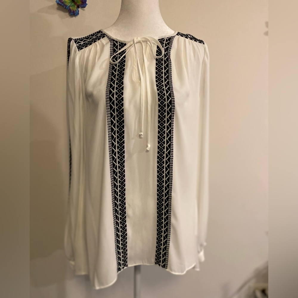 WHBM white oversized blouse with black accents high-low long sleeve size 6